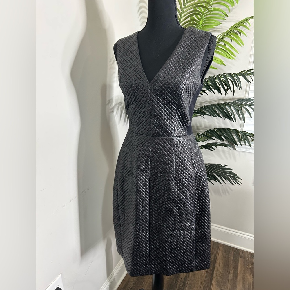 BCBGMAXAZRIA Black Quilted Faux Leather V-Neck Sheath Dress Size‎ 4